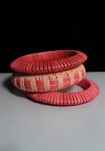 Vista 5 de Pure Hands Juego de 3 pulseras de ratán de rafia rosa y caña natural, hechas a mano, sostenible, hechas a mano, inspiradas en el arte