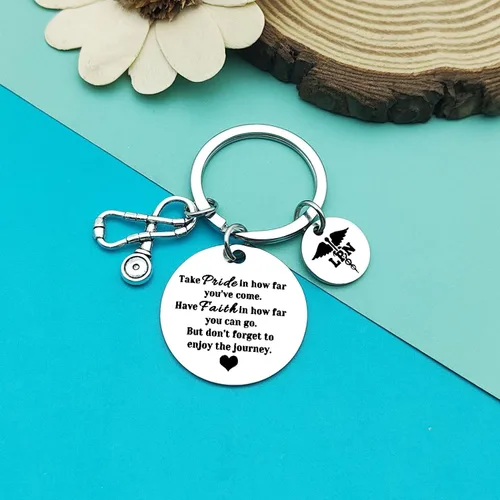 Vista 2 de Llavero práctico con licencia LPN para enfermera, regalo de graduación, regalo inspirador para enfermera, estudiante, enfermera, futura, escuela