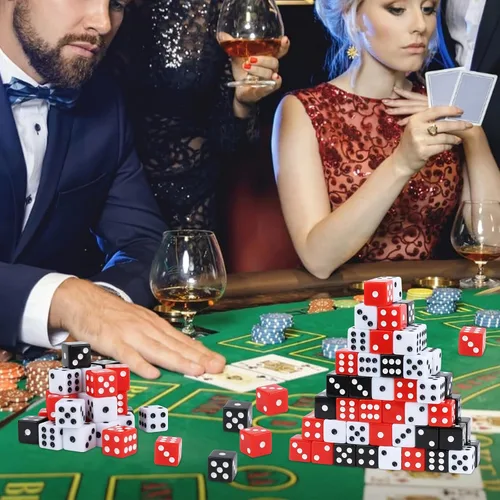 Vista 8 de Juego de 50 dados estándar de 0.63 pulgadas con acrílico negro, blanco, rojo, 6 caras, a granel, dados de casino para fiestas temáticas de casino