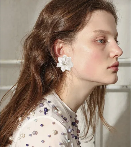 Vista 6 de Aretes colgantes únicos hechos a mano con pétalos de flores de resina grandes bohemios con brote de estambre de cristal brillante para mujeres y mamá