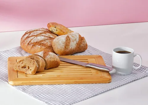 Vista 5 de RoyalHouse Tabla de cortar pan de bambú natural de alta calidad con bandeja para migas, bandeja para servir pan para cocina Bandeja para servir