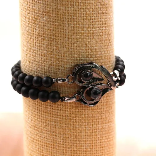 Vista 3 de Pulseras de proyección en 100 idiomas con texto en inglés "I Love You", 2 piezas de rompecabezas de corazón de amor, pulseras ajustables