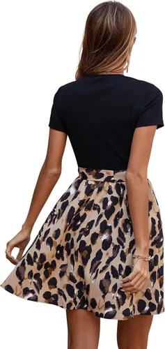 Vista 2 de SweatyRocks - Minivestido estampado de manga corta con cinturón y gráficos para mujer