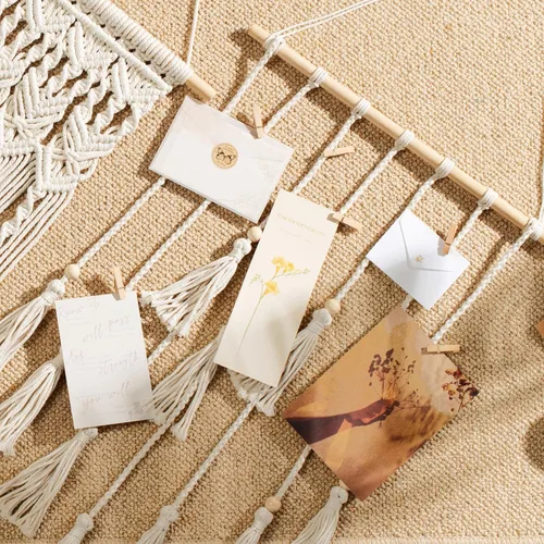 Vista 5 de Mkono Expositor de fotos colgante de macramé bohemio para decoración de pared con luz, regalos para adolescentes, soporte para tarjetas de fotos