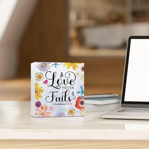 Vista 5 de Letrero de madera con texto en inglés "Love Never Fails" de 1 Corinthians 13:8, letrero de madera con versículo bíblico, decoración de escritorio
