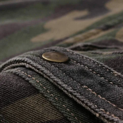 Vista 4 de chouyatou Camisa de manga cortalarga con botones y estampado de camuflaje para hombre