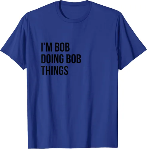 Vista 18 de Camiseta con texto en inglés "I'm Bob Doing Bob Things" Asfalto