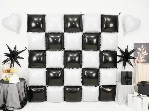 Vista 3 de Globos cuadrados en blanco y negro para pared, globos cromados y blancos de doble cara, kit de arco de túnel, telón de fondo para tablero de ajedrez