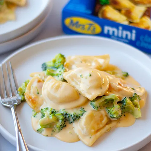 Vista 2 de Mrs. T's Four Cheese Pierogies - Caja congelada, 12 unidades, 16 onzas