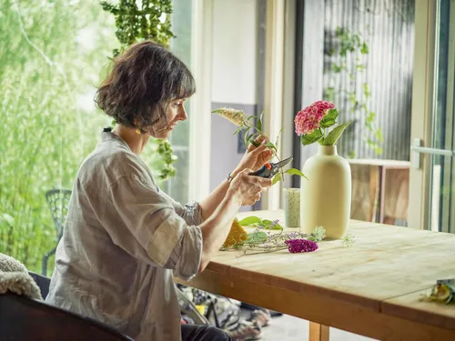 Vista 3 de GARDENA (8904) Tijeras de podar de jardín con cierre de seguridad, podadoras resistentes para cortar flores, ramas y plantas de hasta 1 pulgada