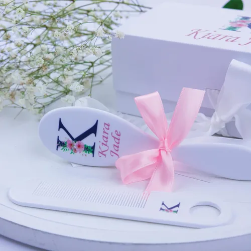 Vista 4 de Monograma floral personalizado para bebé, conjunto de cepillo y peine para niñas, regalo de bebé con monograma floral, juego de regalos para niños
