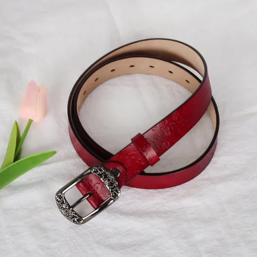 Vista 273 de Cinturón de cuero clásico con hebilla de metal para mujer con vestido de jeans