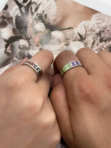 Vista 3 de Anillos personalizados a juego de Harley y The Joker para parejas, juego de promesa con 2 anillos de compromiso de boda personalizados de acero
