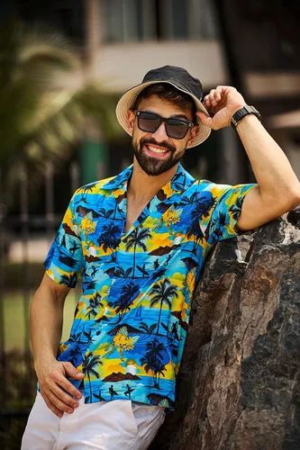 Vista 3 de Camisa con estampado hawaiano para hombre, marca Alvish.