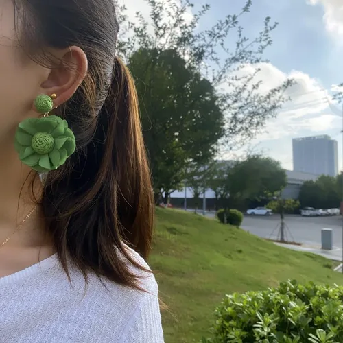 Vista 2 de Aretes colgantes de flores tropicales de ratán, estilo bohemio, rafia, envueltas en paja, para mujeres y niñas, para verano, playa, vacaciones