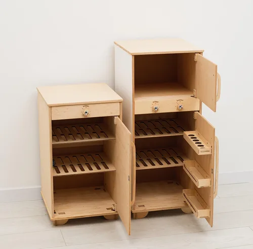 Vista 2 de Refrigerador de juguete de madera para niños pequeños, juguetes Montessori para niños, regalo para decoración de sala de juegos de 2º y 3º Nogal