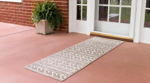 Vista 4 de Rugs.com Sabrina Soto Outdoor Collection Alfombra – 2 x 6 pies alfombra de tejido plano de pasillo beige perfecta para pasillos y entradas
