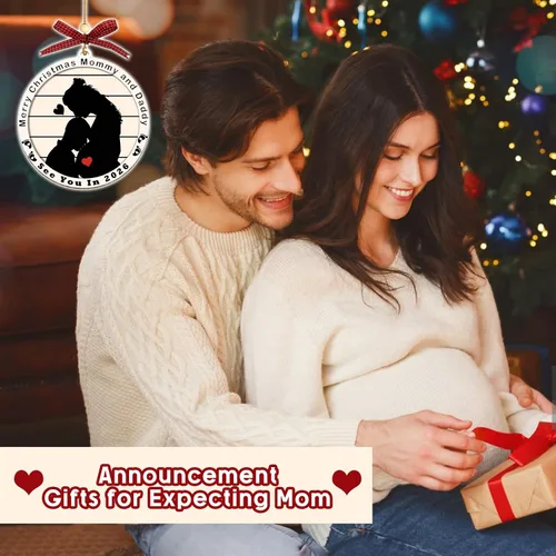 Vista 7 de Adorno con texto en inglés "Merry Christmas Mommy and Daddy See You in 2026", regalo de bebé esperando, adornos de anuncio de embarazo 2025, regalos