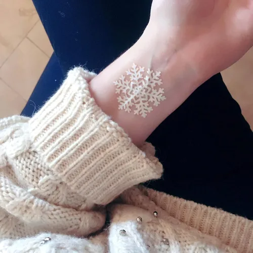 Vista 6 de El juego variado Winter Wonderland de FlashTattoos cuenta con 25 tatuajes de fiesta inspirados en las fiestas, impermeables, metálicos dorados