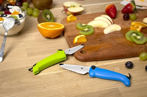 Vista 5 de Kuhn Rikon Kinderkitchen Juego de cuchillos de chef para niños de 6 pulgadas, 2 piezas, verde/azul, borde recto y cuchillo dentado, herramienta