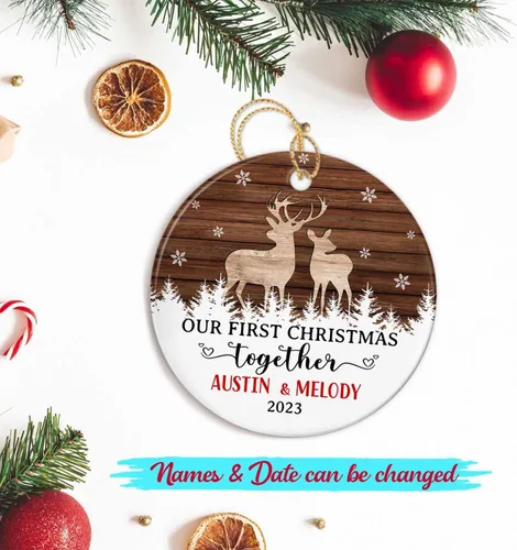 Vista 2 de Adorno de cerámica Our First Christmas Together, adorno de Navidad 2025 personalizado con nombre y fecha, renos para colgar en cerámica, regalo