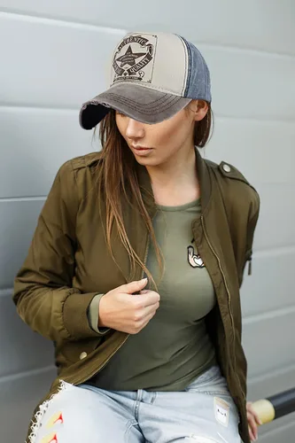 Vista 3 de Gorra de béisbol vintage con remaches de moda con letras cruzadas de algodón de mezclilla con borde deshilachado, sombrero de sol ajustable unisex