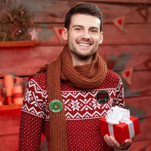 Vista 5 de Quelay 96 unidades de 48 estilos de suéter de Navidad con botones divertidos de refranes navideños a granel, accesorios de fiesta para suéter feo
