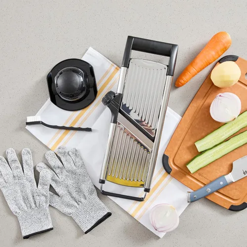 Vista 11 de Restaurantware Rebanadora de mandolina ajustable de acero inoxidable, cortador de verduras estándar alemán con protector de cuchilla, guantes