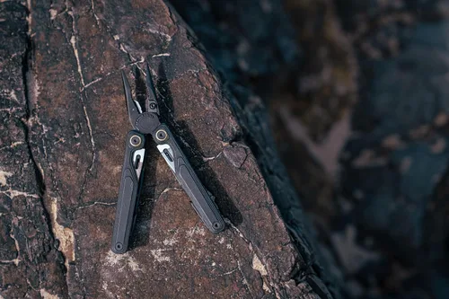 Vista 5 de LEATHERMAN, Wave Alpha – Multiherramienta 16 en 1 con hoja MagnaCut®, mangos G10 y tijeras de tamaño completo, Obsidiana MagnaCut - Cuchilla
