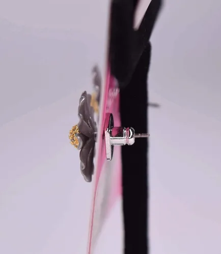 Vista 4 de Kate Spade New York Into The Bloom - Aretes de plata con tachuelas, talla única, multicolor, Plata, Circonia cúbica