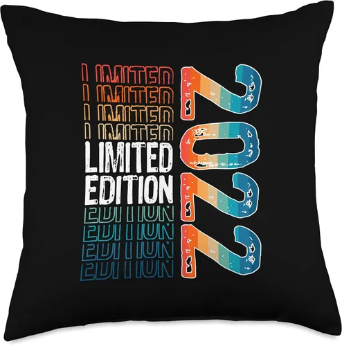 Vista 4 de Limited Edition Vintage 2022 Retro Birthday Throw Pillow