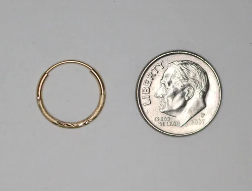 Vista 4 de Aretes de aro continuos de oro amarillo de 14 quilates con corte de diamante (tubo de 0.010in)