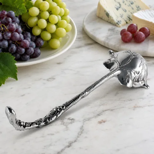 Vista 7 de Arthur Court Cucharón de aluminio con patrón de uva, elegante cucharón de ponche/sopa para entretener, 12 pulgadas de largo