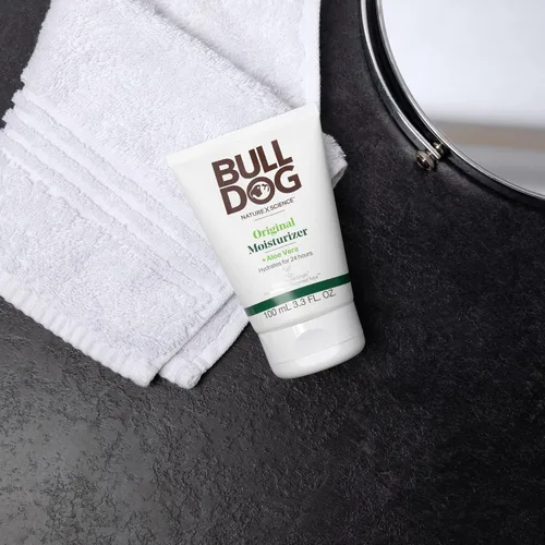 Vista 6 de Kit original completo de cuidado y aseo facial para hombres de Bulldog con hidratante, limpiador facial y exfoliante facial