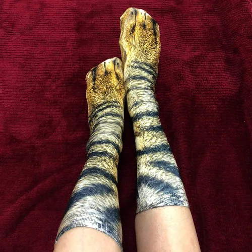 Vista 5 de Calcetines de patas de animales, loco diseño en 3D de patas de gatos, perros y tigres. Divertido regalo navideño para mujer u hombre adultos
