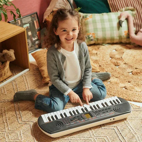 Vista 2 de Casio Casiotone SA-81 – Teclado compacto con 100 tonos y 50 ritmos Divertido para principiantes Ideal para la práctica y el aprendizaje de música