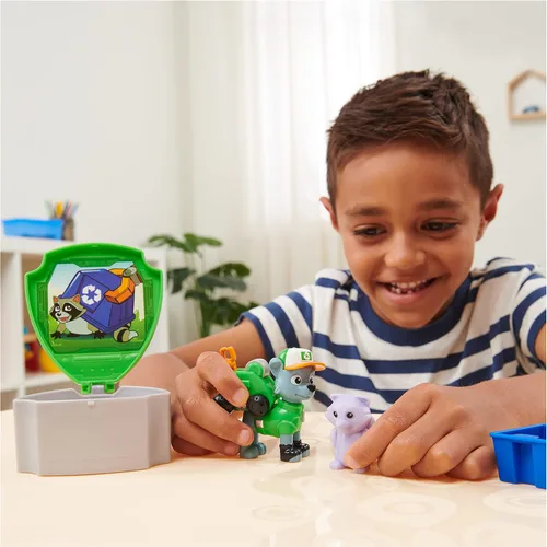 Vista 3 de PAW Patrol Big Truck Pups - Figura de acción Rocky con dron de rescate con plataforma central de comando de montaje en clic y amigo animal