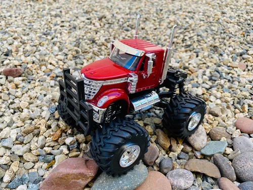 Vista 6 de New-Ray 1:43 Escala Internacional Lonestar Monster Truck (suspensión de trabajo)