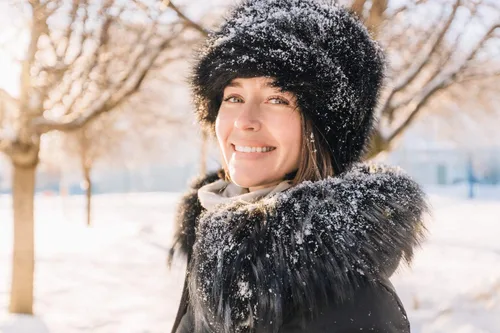 Vista 2 de Lovful Sombrero de invierno para mujer, de piel sintética, estilo cosaco ruso, sombrero de abrigo de invierno