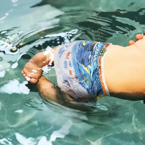 Vista 2 de Little Swimmers - Pañales desechables de natación (15 a 33 libras), ultrasuaves y duraderos para playa, piscina, lindos pantalones de natación