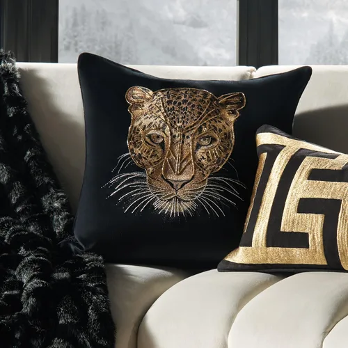 Vista 4 de Z Gallerie Namir - Almohada bordada de leopardo de 22 pulgadas, lujosa manta decorativa de terciopelo negro con funda extraíble e inserto de plumas
