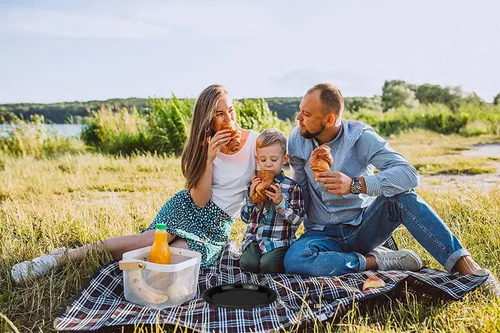 Vista 4 de DecorRack 30 platos pequeños de plástico, resistentes de 7 pulgadas, desechables para fiestas de cumpleaños de niños, platos de postre para tartas