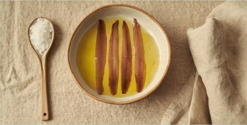 Vista 4 de Mr. Moris® Filetes de anchoa del mar Cantábrico en aceite de oliva Filetes de anchoas hechos a mano Kosher Certificado MSC para pesca