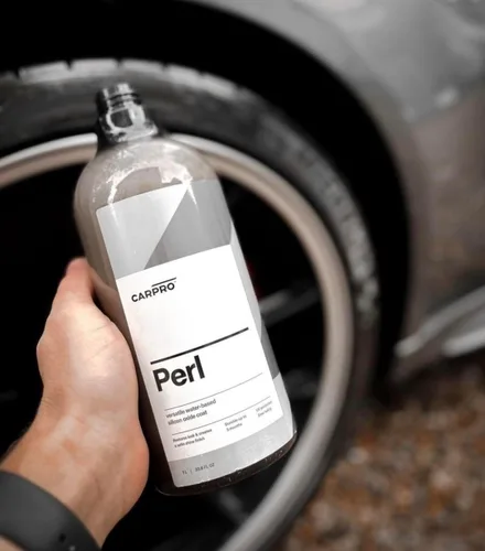 Vista 2 de CarPro PERL Líquido protector para plástico y caucho, de 1 litro.