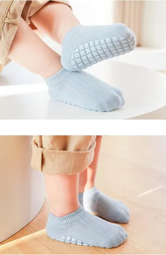 Vista 2 de Calcetines antideslizantes para bebés, calcetines antideslizantes para niños pequeños, calcetines delgados de malla al tobillo para bebés, recién