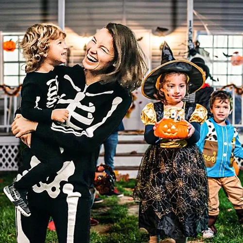 Vista 5 de Disfraces familiares a juego que brillan en la oscuridad para Halloween mono de una pieza con capucha y diseño de esqueleto para adultos y niños