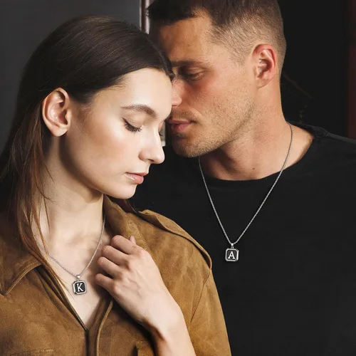 Vista 3 de LUXEJEW Collares con inicial para hombres y mujeres, delicado colgante de letra, collar de cadena para hombre, joyería para hombre