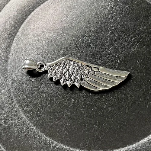 Vista 2 de Collar de ala de ángel de acero inoxidable con colgante gótico de plumas