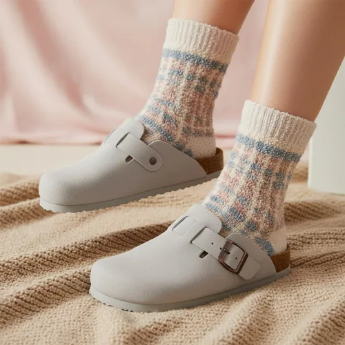 Vista 2 de CUSHIONAIRE - Zuecos Hana para mujer, cómodos zuecos de gamuza vegana, zapatos sin cordones con plantilla de corcho y soporte de arco, espuma