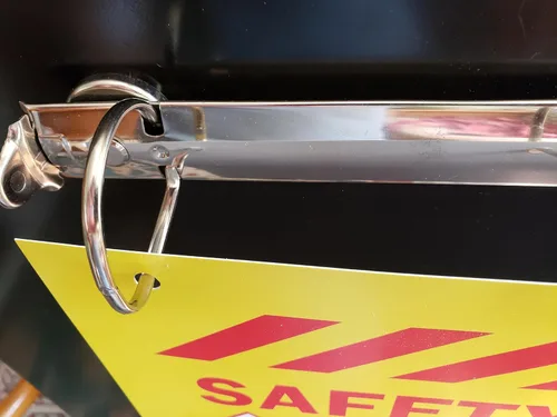 Vista 3 de 3 anillos magnéticos SDS para colgar para una visualización visible de hojas de datos de seguridad. Anillo D de 1 pulgada con hoja de cubierta SDS.